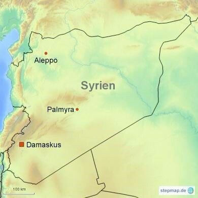 In einem Gefängnis in der syrischen Wüstenstadt Palmyra/Tadmur werden etwa 1000 Gefangene, die ohne Gerichtsurteil eingekerkert wurden, massakriert. Geleitet wird die Aktion von Rifaat al-Asad, dem Bruder von Präsident Hafez al-Asad. Am Tag zuvor war ein Attentat auf Hafez al-Asad fehlgeschlagen. Kämpfer des „Islamischen Staats” sprengen das Gefängnis Ende Mai 2015. (Karte: Journal21.ch/stepmap.de)