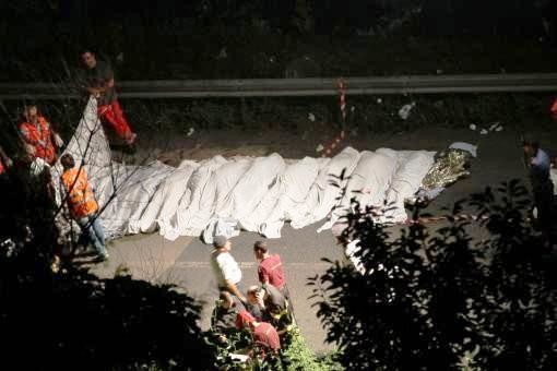 2013: Bei Avellino östlich von Neapel stürzt ein Autobus dreissig Meter tief in eine Schlucht: 38 Menschen sterben.​