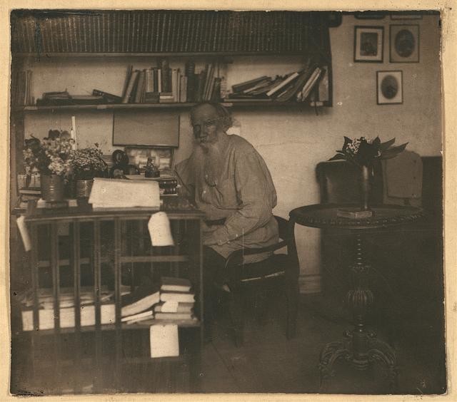 Leo Tolstoi in seinem Arbeitszimmer in Iasnaia Poliana. Fotografiert im Mai 1908 