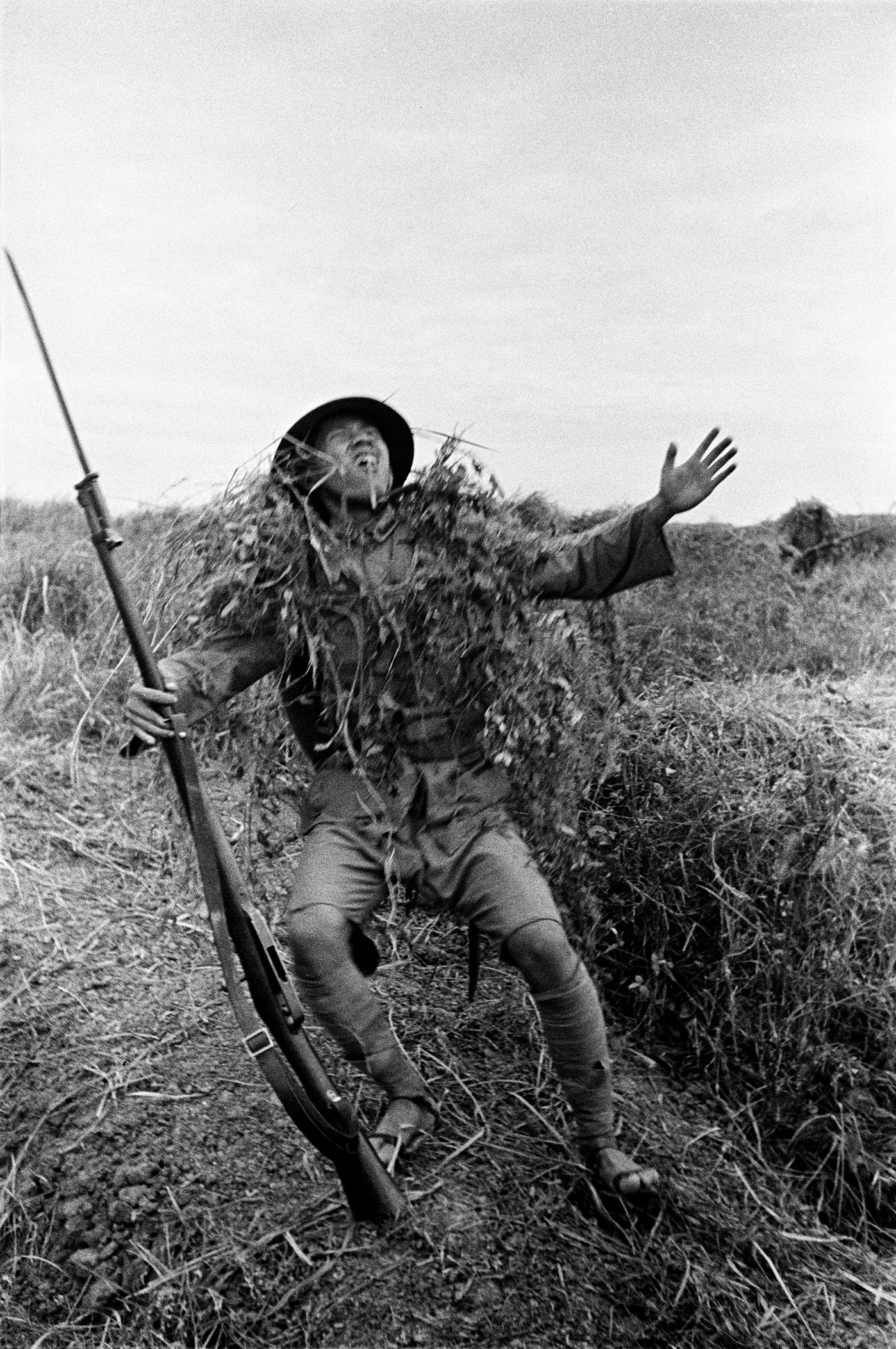 Walter Bosshard: Von einer Kugel getroffener Soldat (gestellte Szene), China, 1938 © Fotostiftung Schweiz / Archiv für Zeitgeschichte