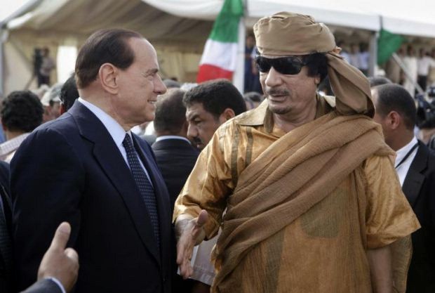 Mit Ghadhafi. 2009. Berlusconi: "Ghadhafi ist ein weiser Mann, wir können von ihm lernen".