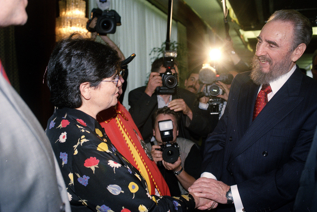 Fidel Castro mit Bundesrätin Ruth Dreifuss am 14. Mai 1998 in Genf. Castro besuchte die Rhonestadt anlässlich des 50. Jahrestages der Gründung der WHO und der WTO. (Foto: Keystone/Str)
