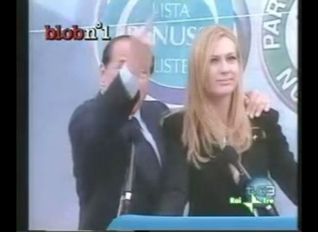 Frauengeschichten. 2005 umarmt Berlusconi die Bozener Forza Italia-Chefin Micaela Biancafiore vor laufender Kamera und streckt den mittleren Finger in die Höhe "Sono il numero uno". "Jetzt wird man wieder sagen, ich sei vulgär" fügte er bei.