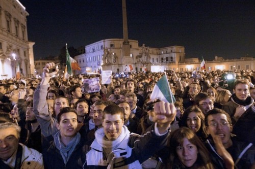 Das politische Ende. Jubel in den Strassen von Rom. Am Samstagabend, 12. November, muss Berlusconi dem Staatspräsidenten sein Rücktrittsschreiben überreichen.