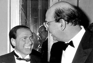 Berluscon und Bettino Craxi, 1995. Ausgerechnet der Sozialist Craxi hat Berlusconi dabei geholfen, sein Medienimperium aufzubauen. Engegen den gesetzlichen Vorschriften erlaubte es Craxi Berlusconi, mehr als einen Fernsehkanal zu besitzen.