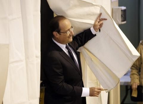 Der Sozialist François Hollande wird französischer Staatspräsident. Er schlägt in der Stichwahl mit 52 Prozent der Stimmen den bisherigen Präsidenten Nicolas Sarkozy. Ende 2016 gibt er bekannt, dass er bei Wahlen im April/Mai 2017 nicht kandidieren werde. 