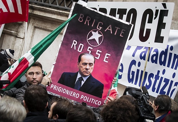 "Berlusconi, Gefangener der Roten Brigaden" - Transparent vor dem Palazzo Grazioli in Rom