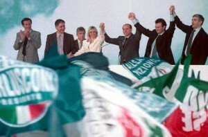 Im Jahr 2001 gewann Berlusconi erneut die Wahlen. Er hatte eine Allianz mit der Alleanza Nazionele (AN), der Lega Nord und der christdemokratischen Zentrumspartei UDC gegründet.