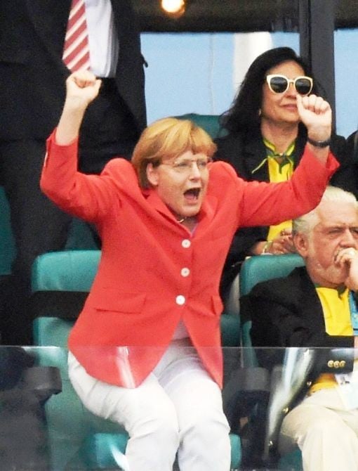 Ungewohnter Enthusiasmus: Bundeskanzlerin Merkel feuert die deutsche Mannschaft an. Mit Erfolg. Die Deutschen besiegen im Halbfinal Brasilien mit 7 : 1.