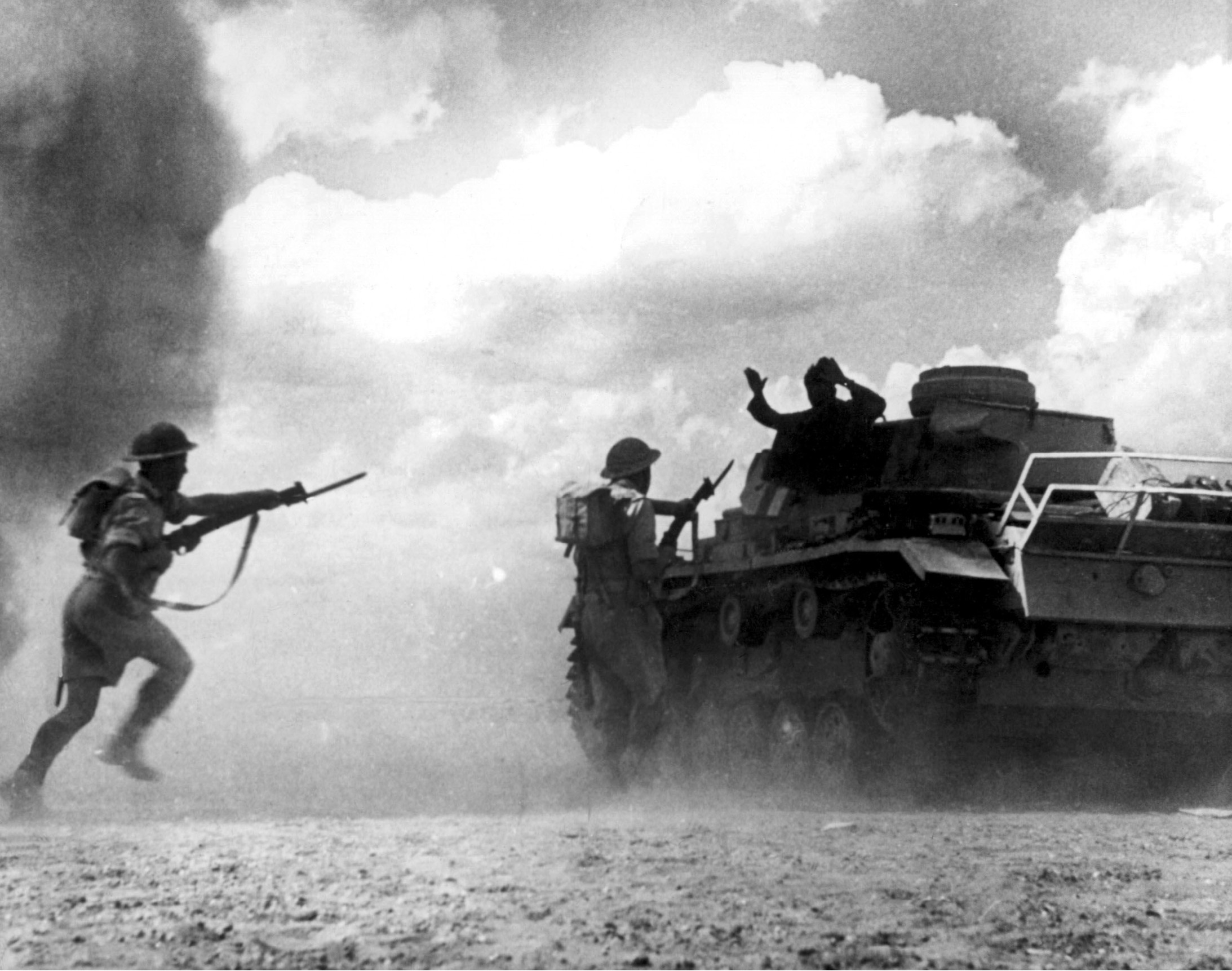 Die Achte Britische Armee startet bei El Alamein in Ägypten eine Grossoffensive gegen die deutsch-italienische Panzerarmee unter Generalfeldmarschall Erwin Rommel. Mit der Offensive beginnt der Zusammenbruch der deutsch-italienischen Truppen, die nach Tunesien zurückgedrängt werden. Dort ergeben sie sich am 13. März 1943. Das Bild zeigt die Besatzung eines deutschen Panzers, die sich während eines Sandsturms den anstürmenden Briten ergeben. (Foto: Keystone/United Archives)