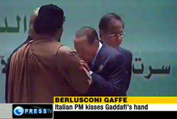 Berlusconi küsst die Hand von Ghadhafi, 2010