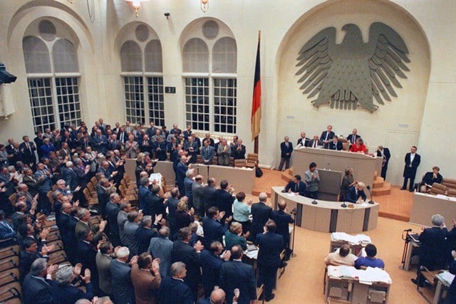 20. September 1990: Der Bundestag in Bonn stimmt dem Einigungsvertrag mit der Deutschen Demokratischen Republik zu, und zwar mit 442 Ja gegen 47 Nein, bei drei Enthaltungen. Zuvor hatte schon die DDR-Volkskammer das Vertragswerk, das die Auflösung der DDR und ihren Anschluss an die BRD vorsieht, mit 299 gegen 80 Stimmen bei einer Enthaltung gutgeheissen. Die Verhandlungen waren am 31. August 1990 erfolgreich abgeschlossen worden. BRD-Verhandlungsführer war Wolfang Schäuble. Die DDR-Delegation wurde von Gün…