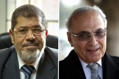 Der Muslimbruder Mohammed Mursi (links) erzielte nach Angaben der Wahlkommission 51,7 Prozent der Stimmen. Damit triumphiert er über Ahmed Schafik, den Vertreter der Mubarak-Garde.