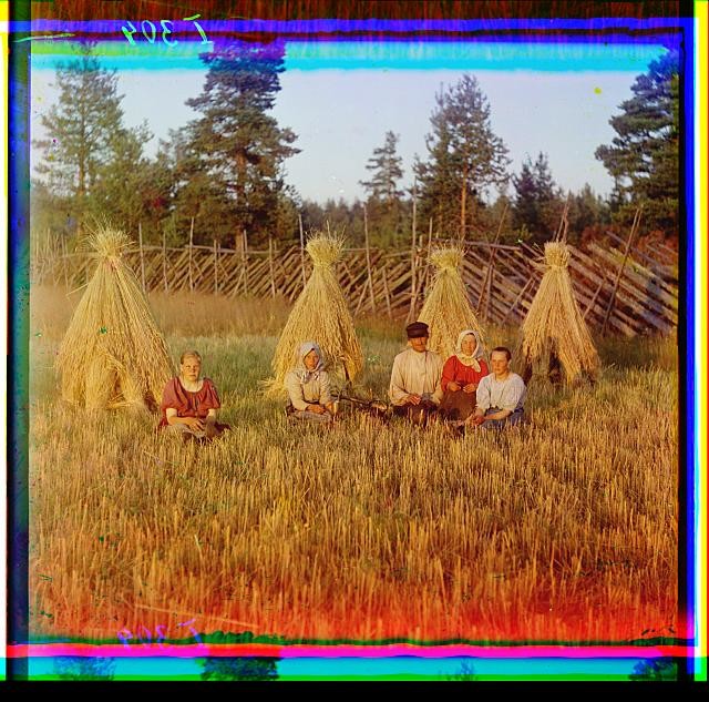 Familie während der Ernte. Fotografiert 1909