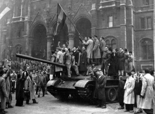 1. November 1956: Fünf sowjetische Divisionen beginnen mit dem Einmarsch in Ungarn und schlagen den am 23. Oktober begonnen Volksaufstand nieder. Imre Nagy, der von den Aufständischen zum Ministerpräsidenten ernannt worden war, wurde in einem Geheimprozess zum Tode verurteilt und am 16. Juni 1958 gehängt. Auch 400 Aufständische, vorwiegend Arbeiter, wurden hingerichtet. Die Niederschlagung des Aufstandes setzte eine Flüchtlingswelle in Gang: Mehr als 200‘000 Ungarn emigrierten nach Westeuropa oder Nordamer…