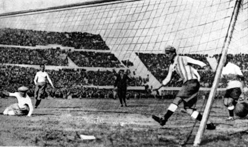30. Juli 1930: Uruguay wird erster Fussball-Weltmeister. Im Final in Montevideo schlägt Uruguay Argentinien mit 4 : 2. Das Bild zeigt ein Tor eines argentinischen Stürmers. Die erste WM in Europa findet vier Jahre später in Italien statt. (Foto: Keystone/AP)