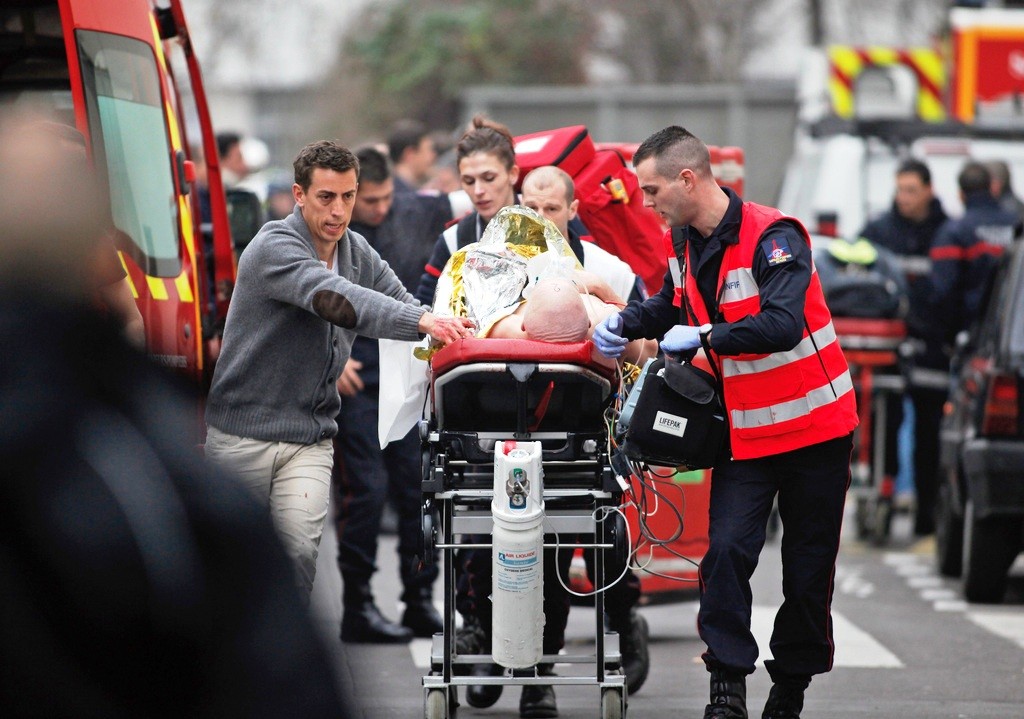 Die drei Attentäter, die am Mittwochmorgen auf der Redaktion des französischen Satiremagazins "Charlie Hebdo" ein Blutbad anrichteten, sind noch immer auf der Flucht - aber von der Polizei identifiziert. Laut der Zeitung "Libération" handelt es sich um zwei in Paris geborene Brüder, den 34-jährigen Said K. und den 32-jährigen Chérif K. - sowie um den 18-jährigen Hamyd M. Alle drei stammen aus Gennevilliers (Hauts-de-Seine). Die schwer bewaffneten, mit Schusswesten bekleideten Männer waren um 11.30 Uhr in d…