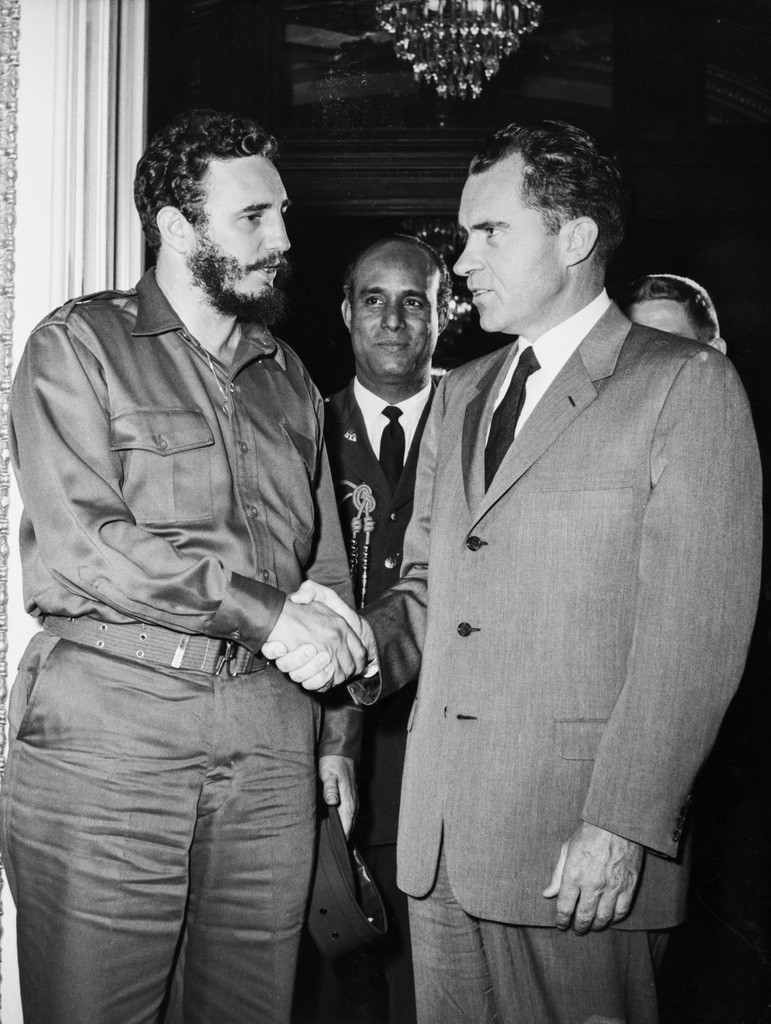 22. April 1959: Fidel Castro mit dem amerikanischen Vizepräsidenten Richard Nixon. Entgegen dem Wunsch des Revolutionärs wird er bei seinem Besuch in Washington nicht von Präsident Eisenhower, sondern nur von seinem Stellvertreter empfangen. (Foto: Keystone/Str)