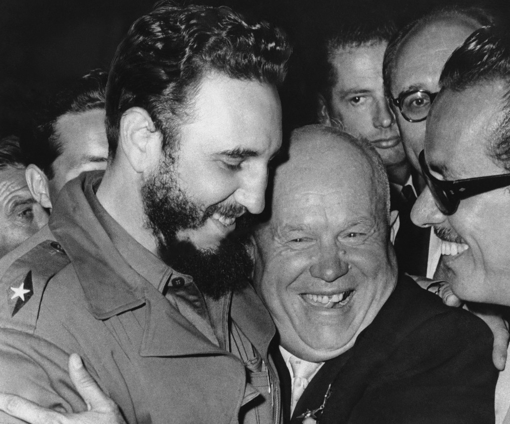 20. September 1960: Fidel Castro mit Nikita Chruschtschow bei den Vereinten Nationen in New York. In der längsten Rede, die je in der Uno gehalten wurde - 4 Stunden und 29 Minuten - griff Castro die USA scharf an und bezeichnete sie als "imperialistische Gefahr". Präsident Kennedy nannte er einen "ungebildeten, ignoranten Millionär". (Foto: Keystone/AP/Marty Lederhandler)