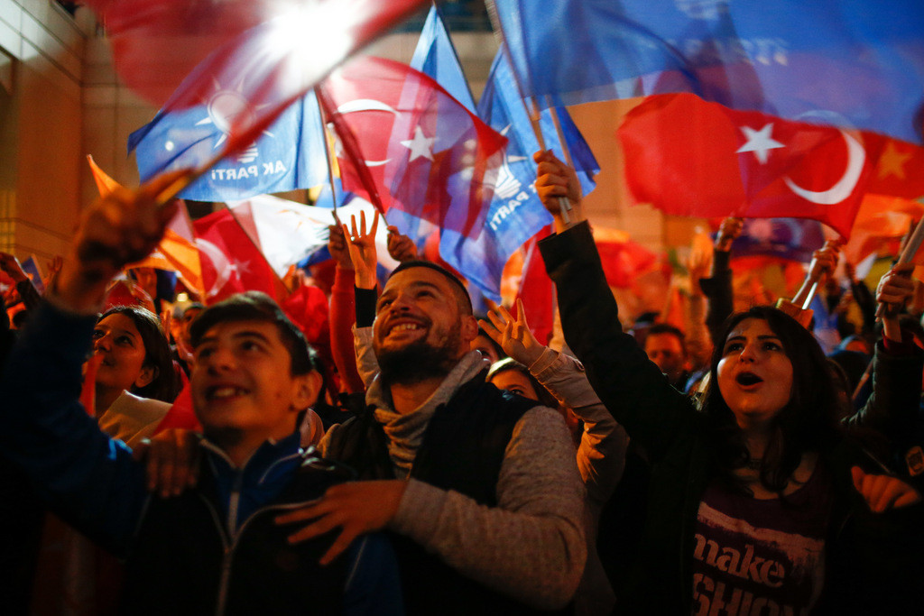In der Türkei gewinnt die AKP, die Partei von Staatspräsident Erdogan, die Parlamentswahlen deutlich. Die AKP kommt auf fast 50 Prozent der Stimmen und erreicht damit die absolute Mehrheit im Parlament. Bei den Wahlen fünf Monate zuvor hatte die AKP 8,5 Prozent weniger Stimmen erhalten. Der pro-kurdischen HDP ist der Wiedereinzug ins Parlament knapp gelungen. (Foto: Keystone)