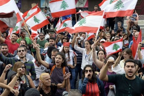 Hunderttausende Libanesinnen und Libanesen demonstrieren gegen Steuererhöhung und Korruption. Der landesweite Aufruhr vereint erstmals seit Langem alle Religionsgruppen und Landesteile des Libanon. Verlangt wird die Entfernung der gesamten politischen Elite, die als kriminell betrachtet wird. (Keystone/EPA/Wael Hamzeh)
