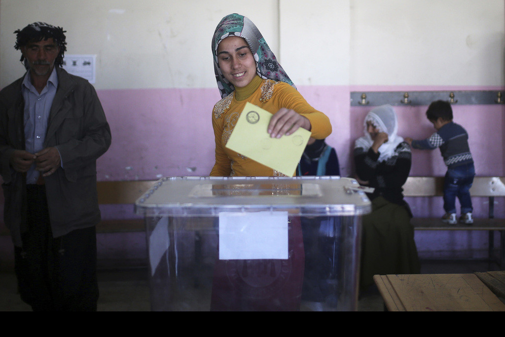 Die ersten Abstimmungslokale öffneten im Osten der Türkei um 06.00 Uhr Schweizer Zeit. Die letzten schliessen im Westen um 16.00 Uhr. Das Bild wurde in Diyarbakir aufgenommen, einer Millionenstadt in Anatolien. (Foto: Keystone/AP/Emre Tazegul)