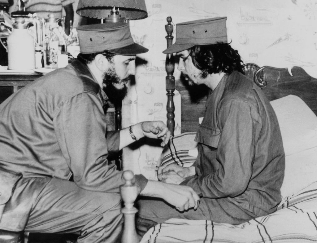 1959, kurz nach der Revolution. Fidel Castro am Krankenbett des 31-jährigen Ernesto "Che" Guevara, der während seines ganzen Lebens an Asthma litt. (Foto: Keystone/EPA/Str)