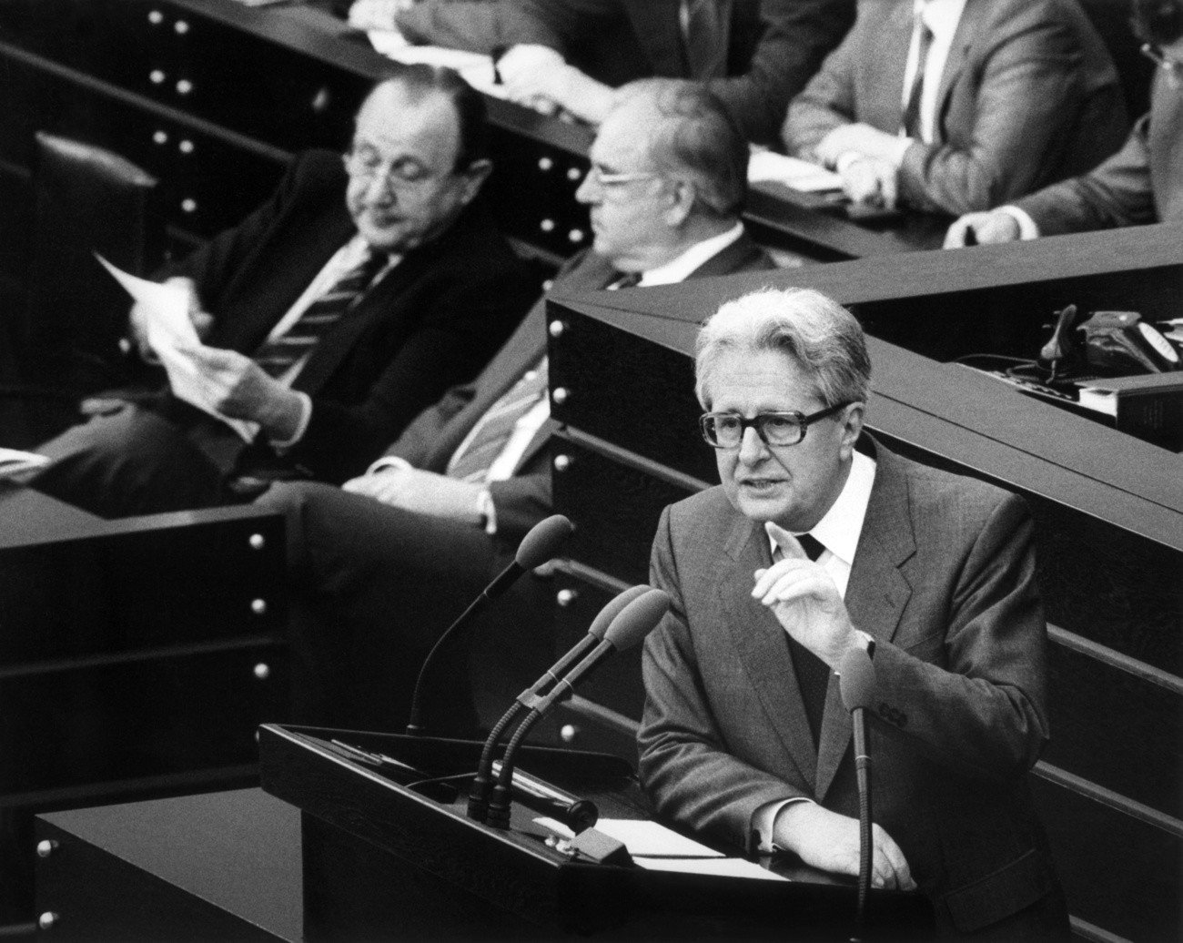  Vogel am 14. September 1984 während der Haushaltsdebatte im Deutschen Bundestag. Im Hintergrund Helmut Kohl (CDU) und Außenminister Hans-Dietrich Genscher (FDP). (Foto: Keystone/DPA/Heinrich Sanden)