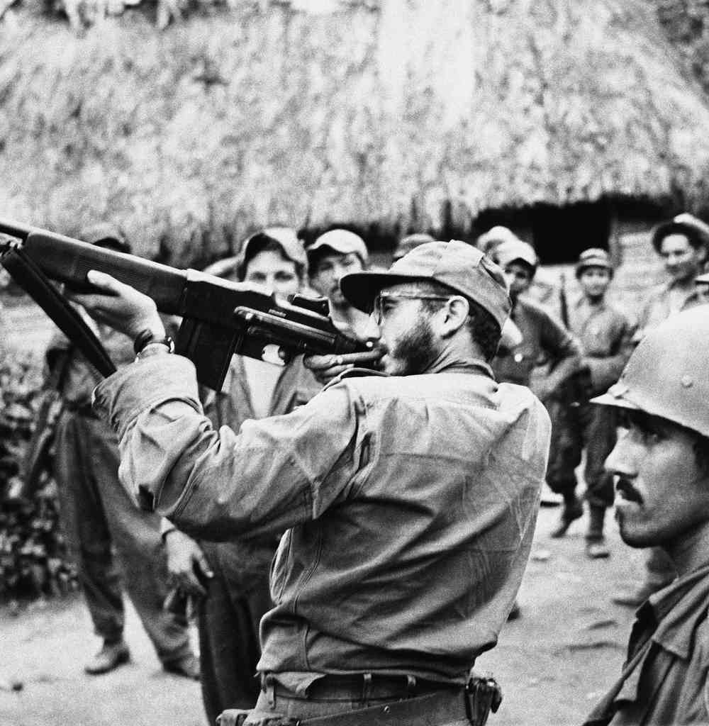 Frühjahr 1958: Mit Zigarre und Gewehr: Fidel Castro bei einer Übung in seinem Versteck in der Sierra Cristal. Neun Monate später stürzt er den kubanischen Diktator Fulgencio Batista. (Foto: Keystone/AP/Andrew St. George)