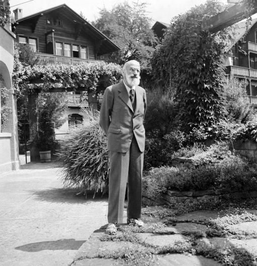 Der Schweizer Arzt und Ernährungswissenschaftler gilt als Erfinder des Birchermüesli. Das Bild zeigt ihn vor der Klinik Bircher-Benner in Zürich Fluntern. (Foto: Keystone)