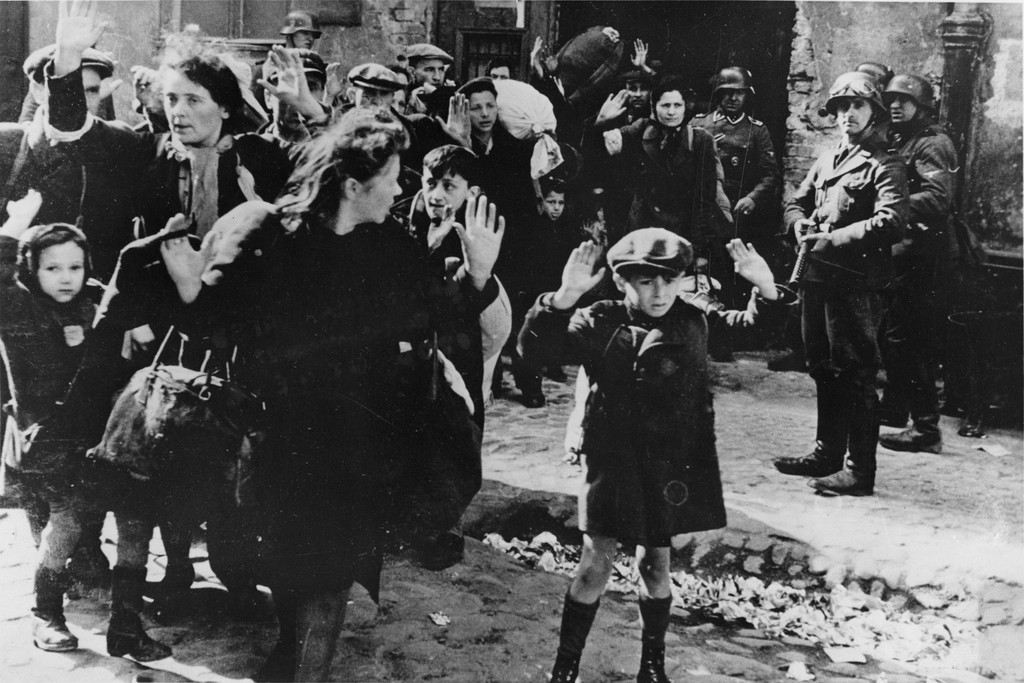 Am 19. April 1943 begann der Aufstand im Ghetto in Warschau. Zuvor war die SS mit zwei Bataillonen eingerückt, um das Ghetto zu liquidieren. Die Juden setzten sich mit heimlich angeschafften Waffen zur Wehr - zunächst mit Erfolg. Das Foto, das am 19. April aufgenommen wurde, legte der Kommandant des SS-Einsatzes, Brigadeführer Jürgen Stroop, dem Bericht an seine Vorgesetzten bei. Das Bild wurde 1945 beim Nürnberger Kriegsverbrecherprozess als Beweismittel verwendet. (Bild: Aus dem Archiv der Foto-Agentur K…