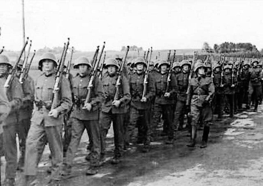 20. August 1945: Der Aktivdienst der Schweizer Armee ist zu Ende. Er dauerte vom 2. September 1939 bis zum 20. August 1945. 450'000 Wehrmänner, 250'000 Hilfsdienstpflichtige, 53'000 Pferde und 16'000 Motorfahrzeuge waren aufgeboten. Die Wehrmänner leisteten durchschnittlich 800 Diensttage. Am Tag zuvor, am 19. August 1945, verabschiedete sich General Henri Guisan mit einer Zeremonie auf dem Bundesplatz von der Truppe. 
