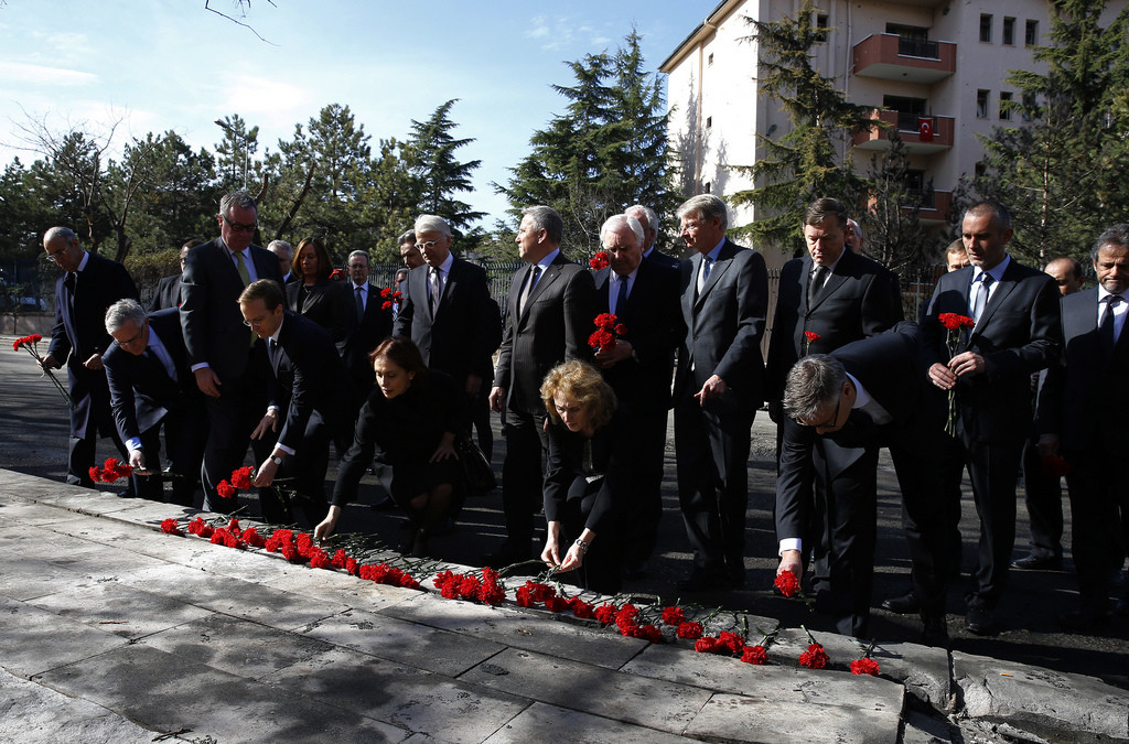 Botschafter vorwiegend europäischer Staaten legen in Ankara am Schauplatz des Terroranschlags vom Mittwoch Blumen für die Opfer nieder. (Foto: Keystone/AP Pool Reuters, Umit Bektas)
