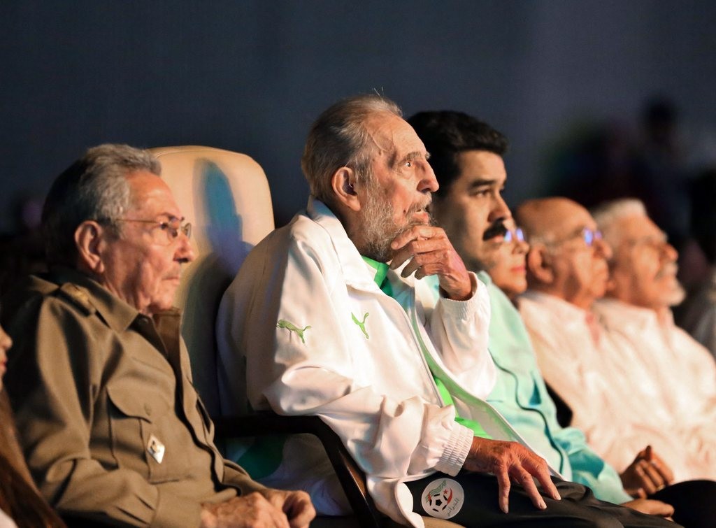 Das letzte Bild: Fidel Castro an seiner 90. Geburtstagsfeier am 12. August 2016 im Karl Marx-Theater in Havanna. Links von Fidel sein Bruder Raul, rechts der venezolanische Präsident Nicolas Maduro. (Foto: Keystone/EPA/Miraflores Palace)
