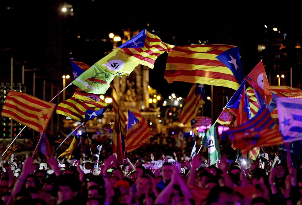Massen demonstrieren in Barcelona für das katalanische Unabhängigkeits-Referendum, das vom spanischen Verfassungsgericht für illegal erklärt worden ist. Foto: Keystone/EPA EFE, Alberto Estevez
