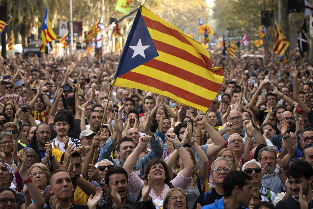 Jubel vor dem Parlament in Barcelona (Foto: Keystone/AP/Emilio Morenatti)