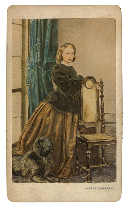 Bertha Wehnert-Beckmann mit ihrem Hund Pluto, Carte de Visite, um 1870, Abb. aus dem besprochenen Band