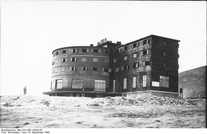Das Hotel Campo Imperatore, aufgenommen von der Propagandakompanie der Wehrmacht im September 1943 (Foto: Deutsches Bundesarchiv, Bild 101I-567-1503A-05, Fotograf: Toni Schneiders)