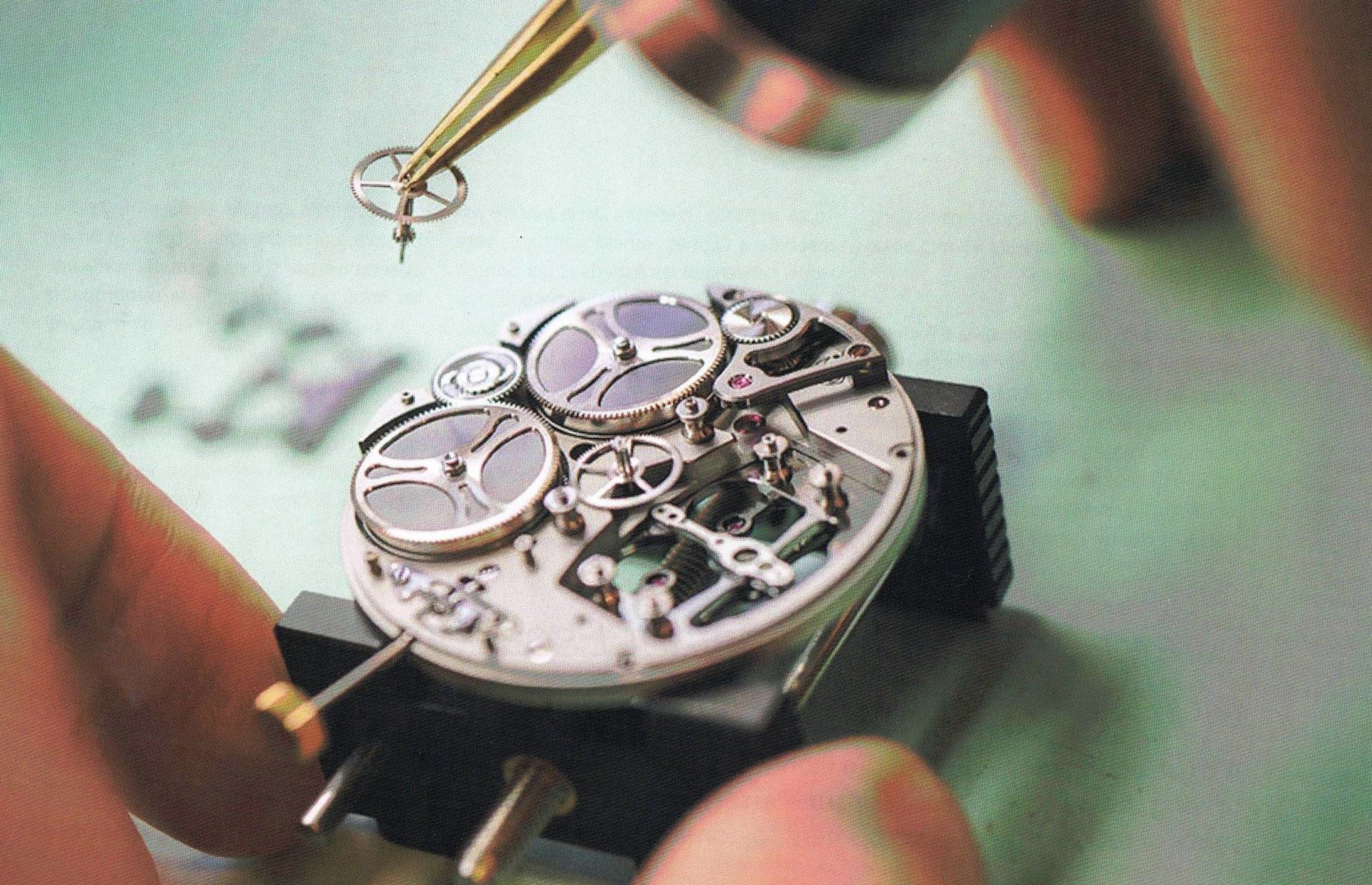 Ein Uhrwerk setzt sich aus verschiedenen Einzelteilen zusammen, die oft aus verschiedenen Fabriken stammen.
