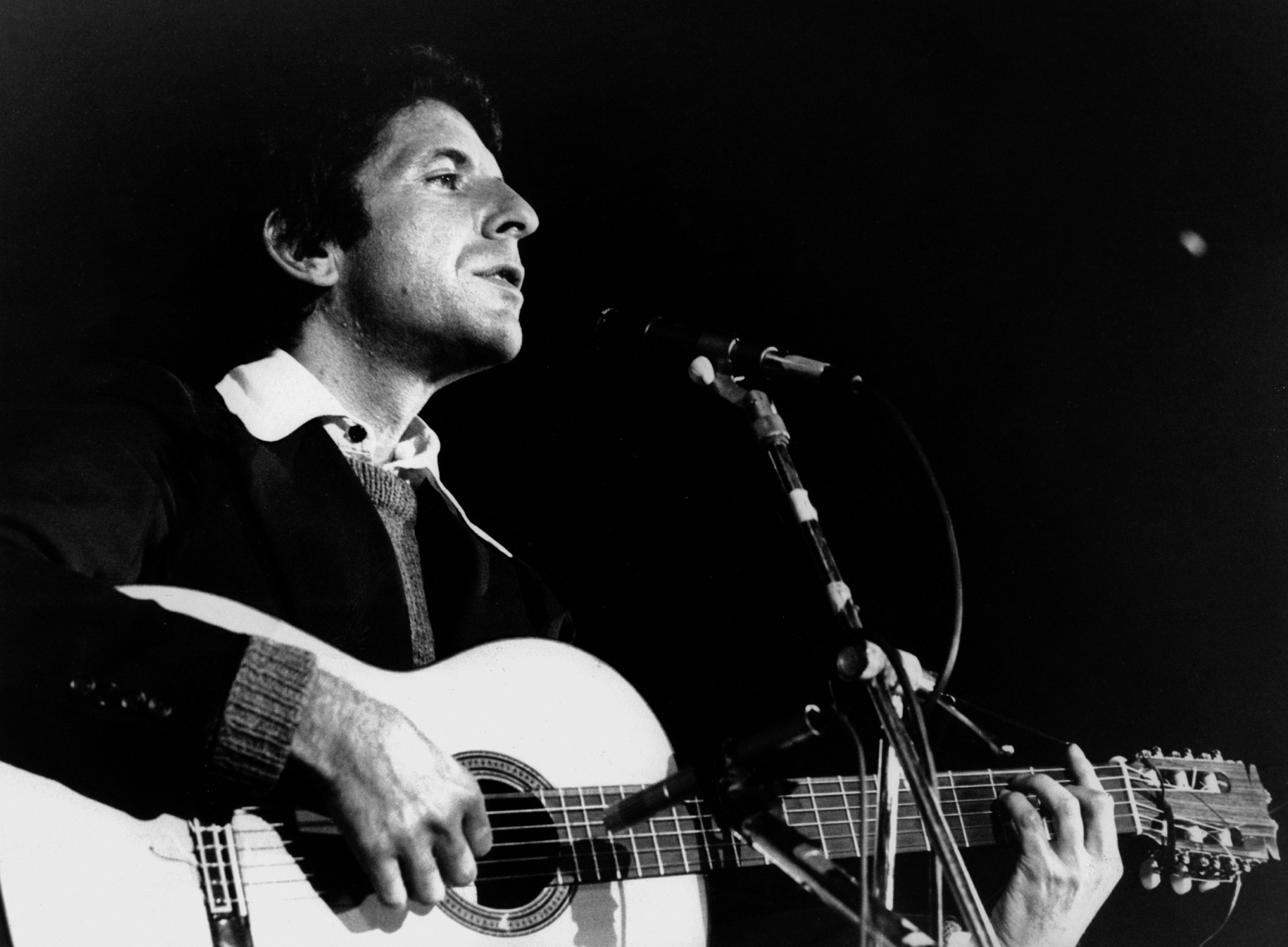 Im März 1972 auf Europa-Tour. Innerhalb eines Monats spielte Leonard Cohen in 19 Städten vor ausverkauften Häusern, u. a. der Royal Albert Hall. Das Bild stammt aus der erwähnten Bildbiographie, Leonard Cohen, almost young, Schirmer/Mosel 2014