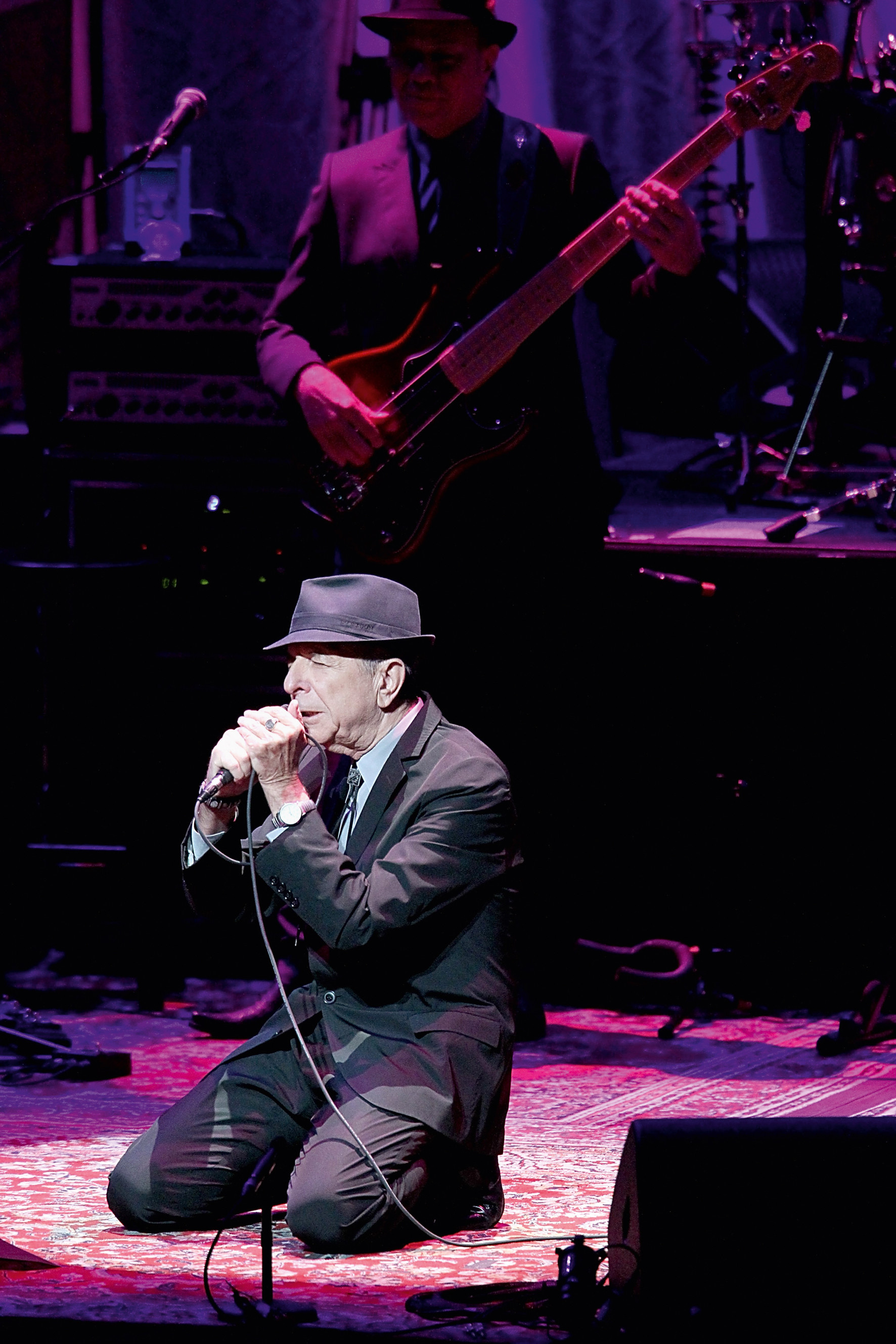 Leonard Cohen am 31. Oktober 2012 in Austin, Texas. Unter 25 Titeln und einer Gesamtdauer von mindestens drei Stunden pro Auftritt gab sich Cohen bislang nicht zufrieden. Foto aus: Leonard Cohen, almost young, Schirmer/Mosel 2014, Photo: Gary Miller