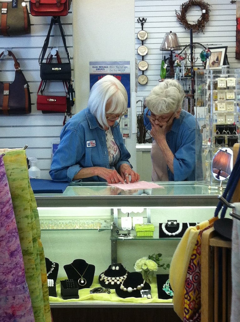 Deux vendeuses de plus de 75 ans à Ojai ©Annick Stevenson
