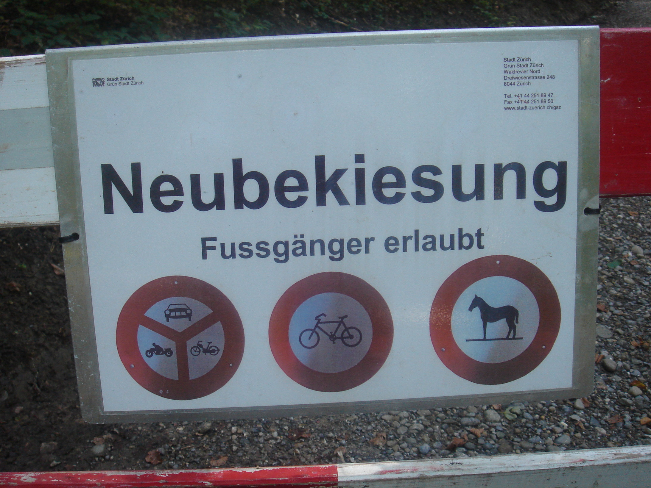 Schild im Adlisberg oberhalb von Zürich
