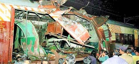 2006: In der indischen Metropole Mumbai (Bombay) verüben vermutlich islamistische Terroristen innerhalb von elf Minuten sieben Bombenanschläge in voll besetzten Vorortszügen. 209 Menschen sterben, Hunderte werden verletzt. 