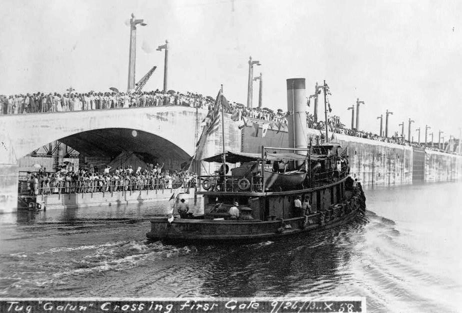 Am 26. September 1913 durchquert der Schlepper Gatun erstmals das erste Schleusentor der Gatun-Schleuse. 
