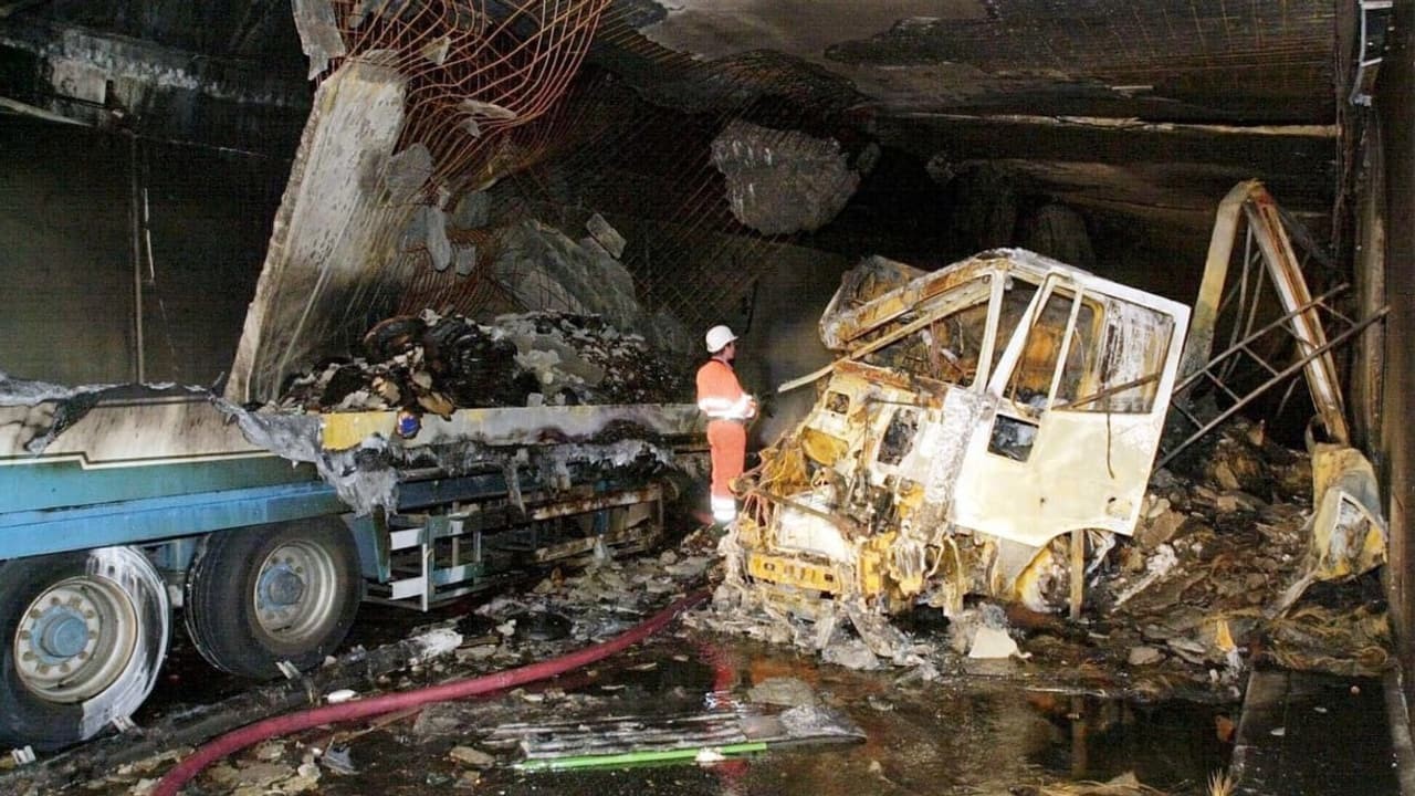 24. Oktober 2001: Im Gotthard-Strassentunnel ereignet sich der bisher schwerste Unfall in einem Schweizer Strassentunnel. Elf Menschen sterben. Zwei Lastwagen stossen um 9.44 Uhr anderthalb Kilometer nördlich des Südportals frontal zusammen. Im Tunnel bricht anschliessend Feuer aus. (Foto: Kapo Tessin)
