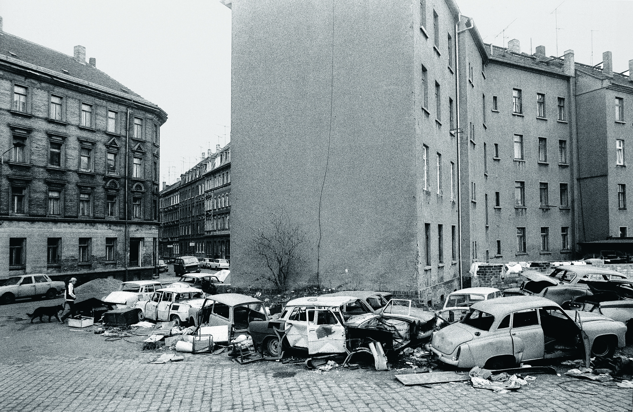 Ausgeweidete DDR-Autos in einem Leipziger Quartier, 1990. Foto: Harald Kirschner