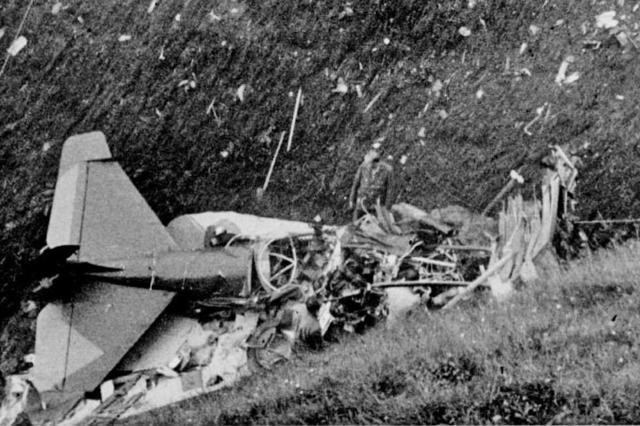In den Muotathaler Heubergen im Kanton Schwyz geraten vier von fünf Fokker C.V-E der Schweizer Flugwaffen in eine Nebelwand, stürzen ab und zerschellen. Sechs junge Piloten und Mechaniker im Alter von 24 bis 32 Jahren sind sofort tot. Der Staffelführer erliegt einige Tage später seinen schweren Verletzungen. Die Maschinen waren auf dem Weg von Dübendorf nach Lugano, wo am nächsten Tag ein internationales Flugmeeting hätte stattfinden sollen. Nur einer der Fokker war es gelungen, bis nach Belinzona durchzuk…