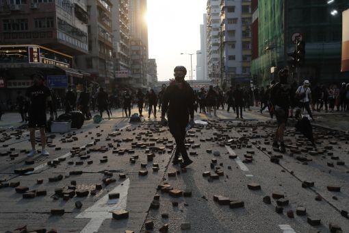 In Hongkong nehmen die Demonstrationen einen zunehmend bürgerkriegsähnlichen Charakter an. Regierungschefin Carrie Lam hatte schon im Juli die Gesetzesvorlage, die eine geplante Auslieferung von Verdächtigen an China vorsah, zurückgenommen. Dies beruhigte die Regierungsgegner nicht. Die Demonstranten fordern Meinungs- und Versammlungsfreiheit. Hunderttausende gehen auf die Strasse. Pflastersteine auf den Strassen blockieren den Verkehr. (Foto: Keystone/AP/Kin Cheung)