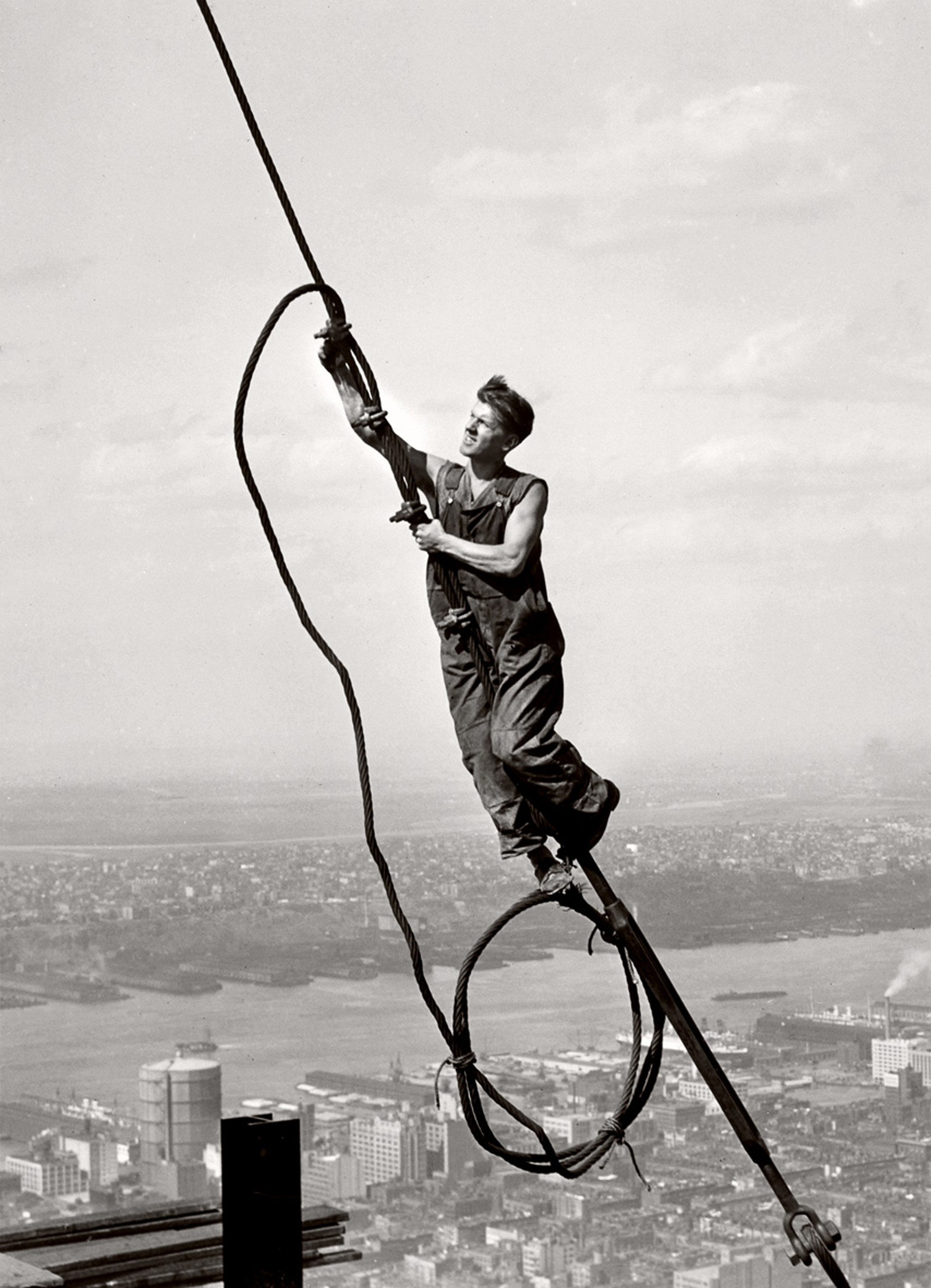 Lewis Hine,
Icarus atop Empire State Building (Ikarus auf der Spitze des Empire State Building), 1931
Silbergelatine-Abzug, 9.3 x 10 cm
© Sammlung des George Eastman House, Rochester